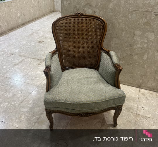 כיסא מרופד עם מסגרת עץ מגולפת